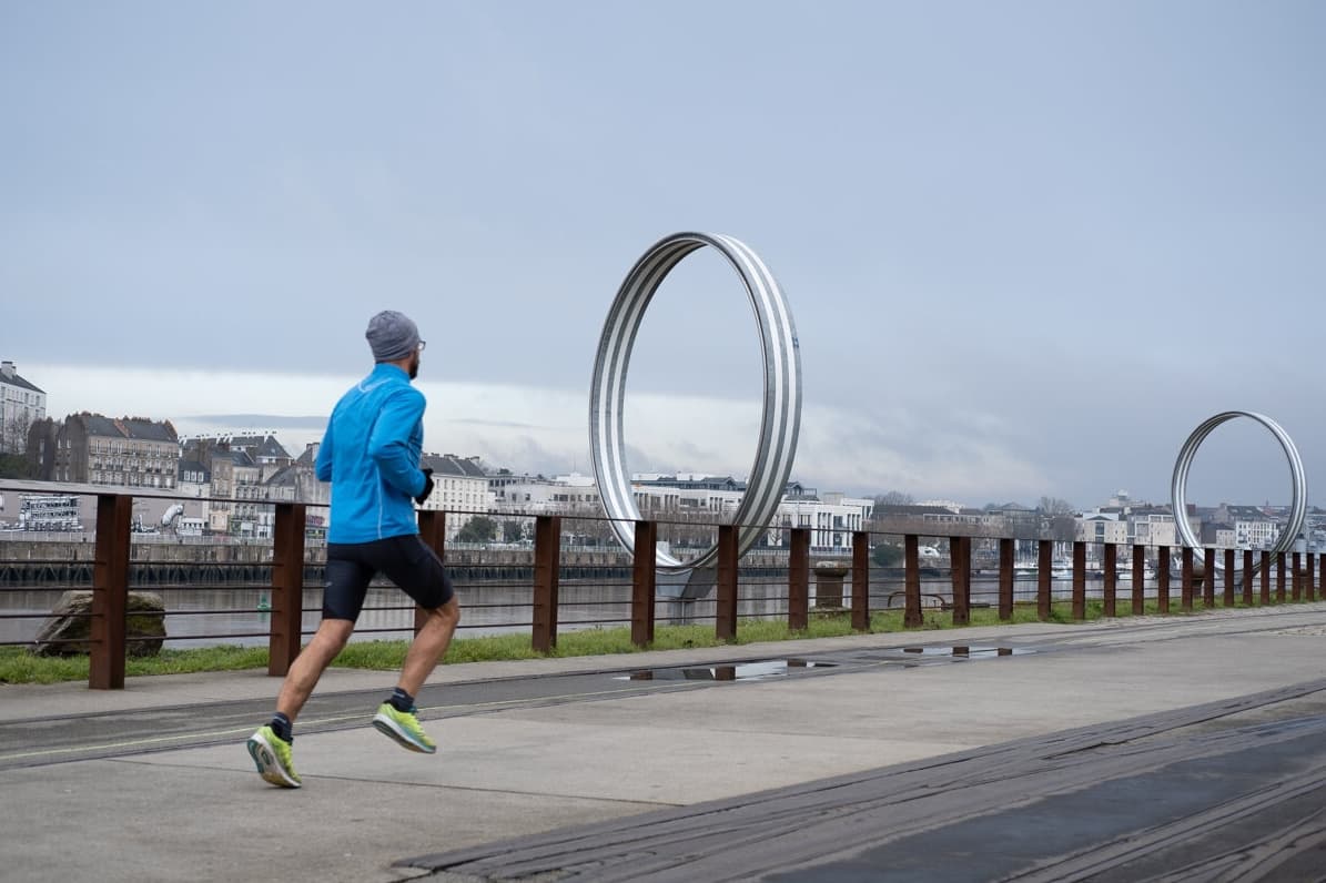 homme qui fait son jogging à Nantes sur les bord de Loire